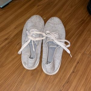 Gray low top tennis shoes